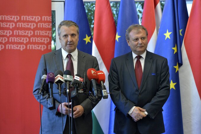 Molnár Gyula, az MSZP új elnöke Hiller Istvánnal, a választmány új elnökével (Fotó-MTI) Molnár Gyula, az MSZP új elnöke Hiller Istvánnal, a választmány új elnökével (Fotó-MTI)