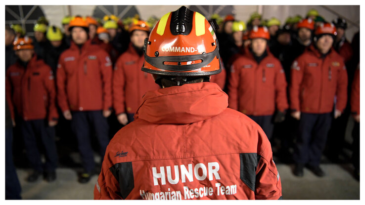 Huszonnégy órán belül megérkezett a helyszínre a Hunor mentőcsapat (Fotó: MTI)