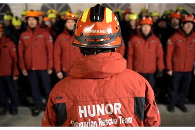 Huszonnégy órán belül megérkezett a helyszínre a Hunor mentőcsapat (Fotó: MTI)