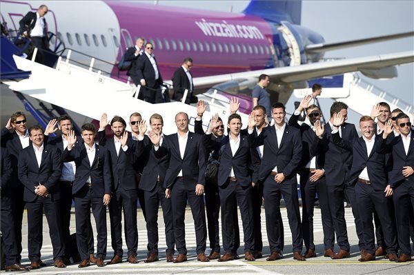 Hazaérkezett a magyar válogatott (Fotó: Kovács Tamás/MTI)