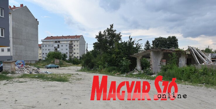 A Tozovac település első házait 60 évvel ezelőtt, az akkori polgármester kezdeményezésére tákolták össze betonblokkokból (Ótos András felvétele) A Tozovac település első házait 60 évvel ezelőtt, az akkori polgármester kezdeményezésére tákolták össze betonblokkokból (Ótos András felvétele)