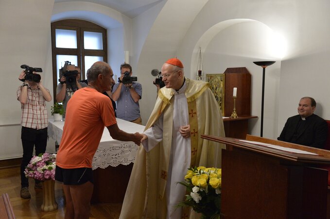 Erdő Péter bíboros és Frank Tibor, az egyik ultramaratonista (Fotó: MTI)