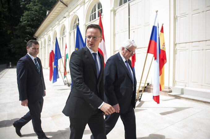 Szijjártó Péter (középen) Witold Waszczykowski lengyel külügyminiszter (elől) meghívására megérkezik a varsói megbeszélésre (Fotó: MTI)