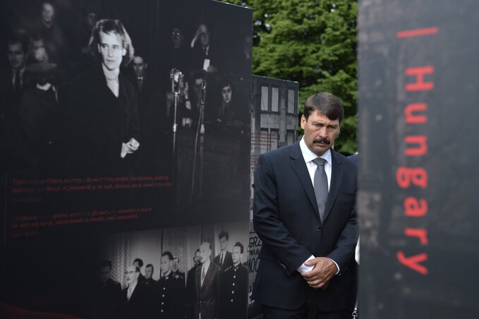 Áder János köztársasági elnök az 1956-os lengyelországi és magyarországi forradalmi eseményekről szóló kiállítás megnyitóján Poznanban  (Fotó: MTI)