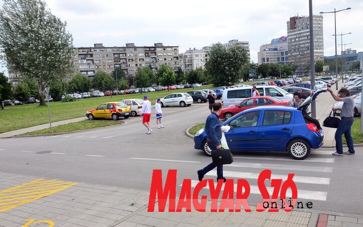 A Vojvodina Sport- és Üzletközpont és a Felszabadulás sugárút közötti földterületet áprilisban megvásárolta a dél-afrikai Nepi Alap, ahol nemsokára megépítik Szerbia legnagyobb bevásárlóközpontját (Dávid Csilla felvétele) A Vojvodina Sport- és Üzletközpont és a Felszabadulás sugárút közötti földterületet áprilisban megvásárolta a dél-afrikai Nepi Alap, ahol nemsokára megépítik Szerbia legnagyobb bevásárlóközpontját (Dávid Csilla felvétele)