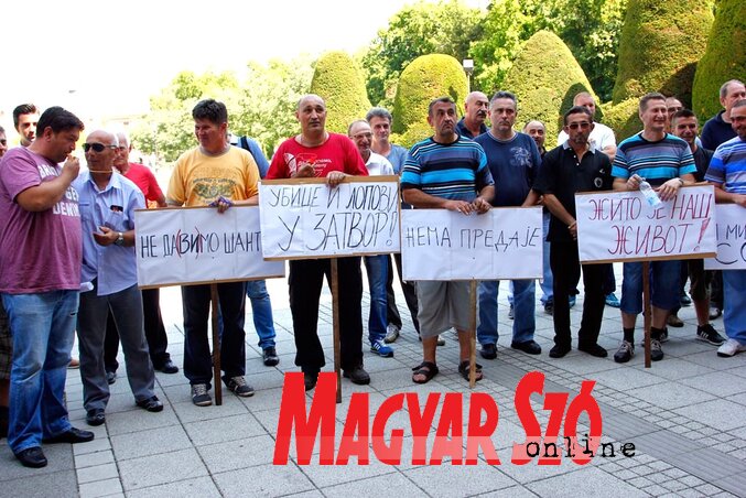 Az Aleksa Šantić dolgozóinak tiltakozása (Fotó: Fekete J. József)