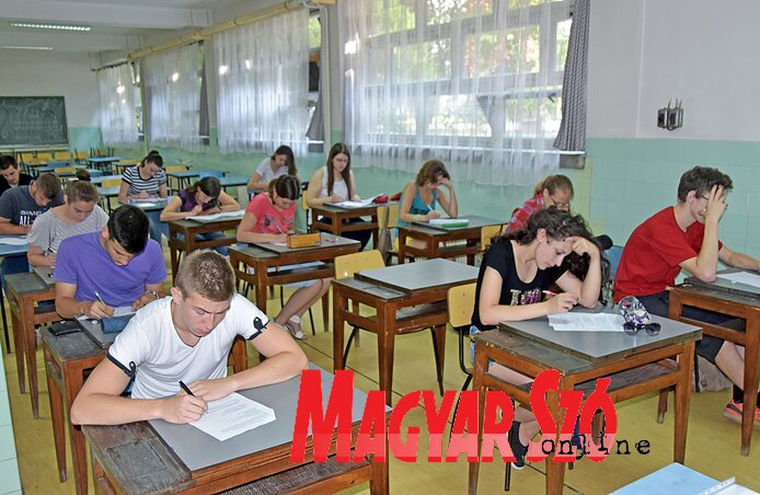 Zentán az Emlékiskolában tartották meg a szerb nyelvtanfolyamra jelentkezők tudásszintjének felmérését Zentán az Emlékiskolában tartották meg a szerb nyelvtanfolyamra jelentkezők tudásszintjének felmérését