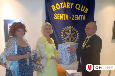 Sándor József átnyújtja az adományokat Csetle Juditnak, a felsőhegyi óvoda óvónőjének és Kopasz Ildikónak, a zentai Hófehérke óvoda igazgatónőjének (Horváth Zsolt felvétele)