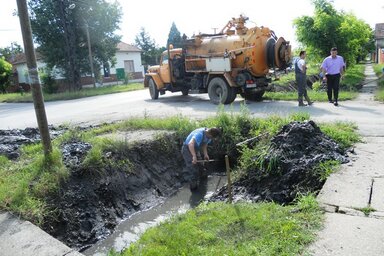 A héten befejeződik a csatornatisztítás a Petőfi utcában (Fotó: Fehér Rózsa)
