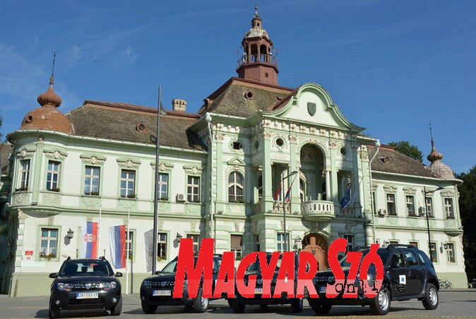 Terepjárók a nagybecskereki városháza előtt (Fotó: Kecskés István) Terepjárók a nagybecskereki városháza előtt (Fotó: Kecskés István)
