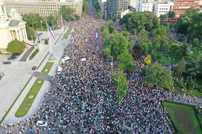 A parlament előtt gyülekeztek a tüntetők (Fotó: N1)