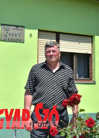 Bali Béla elnök a megújult vadászotthon előtt (Gergely Árpád felvétele) Bali Béla elnök a megújult vadászotthon előtt (Gergely Árpád felvétele)