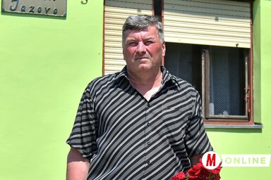 Bali Béla elnök a megújult vadászotthon előtt (Gergely Árpád felvétele)