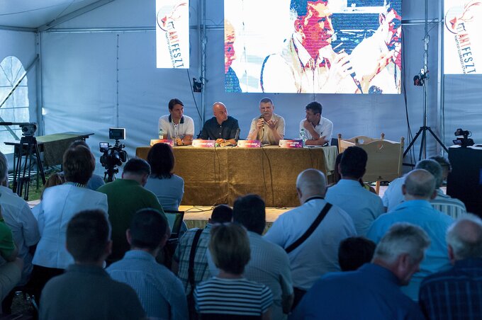 Gubik László, a rendezvény főszervezője, Menyhárt József, Kövér László és Potápi Árpád (Fotó: MTI)