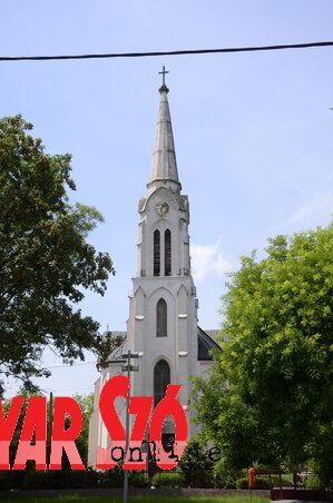A templomba, amely kinézetében ugyanaz mint a székelykevei és muzslyai, ma már csak néhány hívő jár (Molnár Edvárd felvétele) A templomba, amely kinézetében ugyanaz mint a székelykevei és muzslyai, ma már csak néhány hívő jár (Molnár Edvárd felvétele)