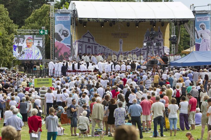 A Szent Márton-találkozó szabadtéri ünnepi szentmiséje a szombathelyi Emlékmű-dombon