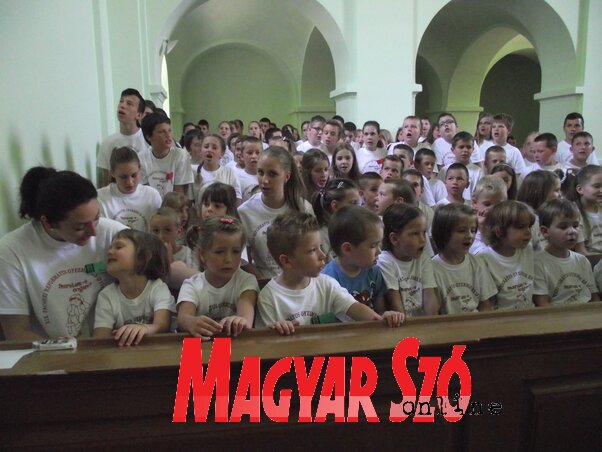Száz gyermek a táborzáró istentiszteleten a pacséri református templomban (Herceg Elizabetta felvétele) Száz gyermek a táborzáró istentiszteleten a pacséri református templomban (Herceg Elizabetta felvétele)