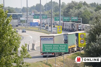 A horgosi átkelőhelyen tegnap viszonylag hosszú volt a tehergépkocsisor, de a sorompónál mindössze 4-5 gépkocsi várakozott (Fotó: Molnár Edvárd)