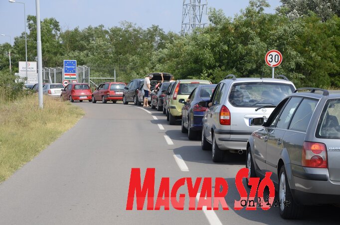 A Királyhalom–Ásotthalom átkelőhelyen tegnap délelőtt nagyjából fél óra volt a várakozási idő (Fotó: Molnár Edvárd) A Királyhalom–Ásotthalom átkelőhelyen tegnap délelőtt nagyjából fél óra volt a várakozási idő (Fotó: Molnár Edvárd)