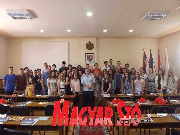 A fogadáson megjelent Vuk-díjasok a polgármester társaságában (Szabó Anikó felvétele) A fogadáson megjelent Vuk-díjasok a polgármester társaságában (Szabó Anikó felvétele)