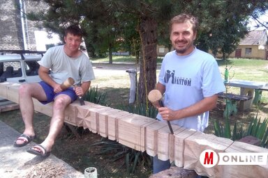 Szögi Rudolf és Fülöp Attila munka közben a völgyparti szélmalomnál (Csincsik Zsolt felvétele)