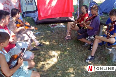 Népzeneoktatás Salamon Beáta vezetésével (Csincsik Zsolt felvétele)