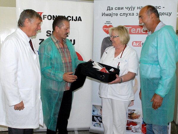 A hallásszűrő készülék átadásán: dr. Vasas Mihály, a zentai kórház igazgatója, Branko Stanković, dr. Fehér Rózsa és Milan Ćulibrk, a NIN főszerkesztője, aki szintén részt vett a humanitárius akció népszerűsítésében (Biljana Vuković felvétele) A hallásszűrő készülék átadásán: dr. Vasas Mihály, a zentai kórház igazgatója, Branko Stanković, dr. Fehér Rózsa és Milan Ćulibrk, a NIN főszerkesztője, aki szintén részt vett a humanitárius akció népszerűsítésében (Biljana Vuković felvétele)