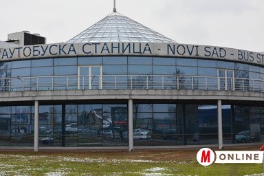 Az ATP Vojvodina autóbusz-állomás kezdetben, egy rövid ideig fogadta és indította a vállalat keretében fuvarozó Vojvodina buszokat, de teljes kapacitással sohasem nyitották meg. Mára már benőtte a gaz (Ótos András felvétele)