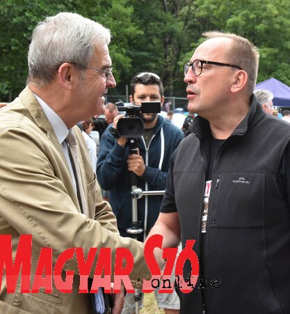 Németh Zsolt, a magyar Országgyűlés Külügyi Bizottságának elnöke (jobbról) üdvözli Tőkés László lelkészt, európai parlamenti képviselőt (Ótos András felvétele) Németh Zsolt, a magyar Országgyűlés Külügyi Bizottságának elnöke (jobbról) üdvözli Tőkés László lelkészt, európai parlamenti képviselőt (Ótos András felvétele)