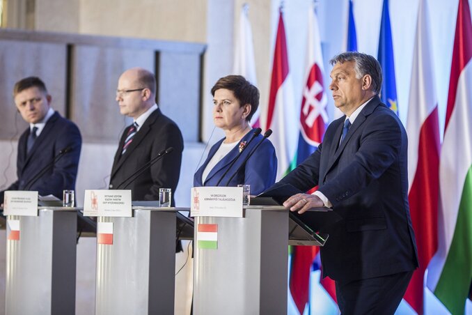 Robert Fico szlovák, Bohuslav Sobotka cseh, Beata Szydlo lengyel és Orbán Viktor magyar miniszterelnök (balról jobbra) sajtótájékoztatót tart a visegrádi országok miniszterelnökeinek varsói találkozóján 2016. július 21-én (MTI Fotó: Miniszterelnöki Sajtói