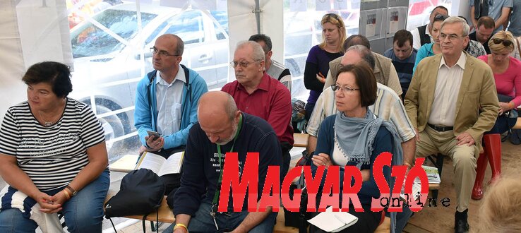 Sokan hallgatták a Kárpát-medencei magyar kisebbségi jogokkal foglalkozó panelvitát, amelyben a VMSZ-elnök előadóként vett részt (Ótos András felvétele) Sokan hallgatták a Kárpát-medencei magyar kisebbségi jogokkal foglalkozó panelvitát, amelyben a VMSZ-elnök előadóként vett részt (Ótos András felvétele)