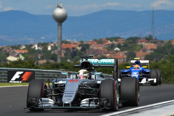 Az első gyakorlásnál első lett, a másodikon a falnak csúszott: Lewis Hamilton (Beta/AP) Az első gyakorlásnál első lett, a másodikon a falnak csúszott: Lewis Hamilton (Beta/AP)