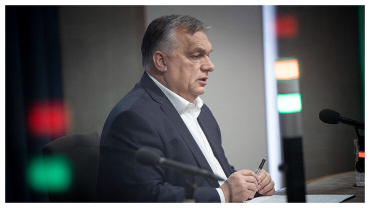 Orbán Viktor a Kossuth rádió stúdiójában (Fotó: MTI/Miniszterelnöki Sajtóiroda)