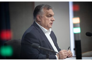 Orbán Viktor a Kossuth rádió stúdiójában (Fotó: MTI/Miniszterelnöki Sajtóiroda)