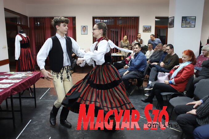A helyi Petőfi Sándor Művelődési Egyesület táncosai, Varga Zsóka és Zelenka Dávid felcsíki táncokat adott elő (Lakatos János felvétele)