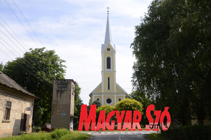 A falu elrendezése pontosan megtervezett: a központban áll a templom, az utcák pedig szabályosan sorakoznak, derékszögeket alkotnak (Fotó: Molnár Edvárd) A falu elrendezése pontosan megtervezett: a központban áll a templom, az utcák pedig szabályosan sorakoznak, derékszögeket alkotnak (Fotó: Molnár Edvárd)