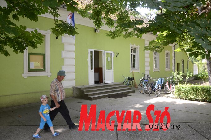 Az oktatás két iskolaépületben folyik, a diákok önálló tagozatokon tanulhatnak magyarul (Fotó: Molnár Edvárd) Az oktatás két iskolaépületben folyik, a diákok önálló tagozatokon tanulhatnak magyarul (Fotó: Molnár Edvárd)