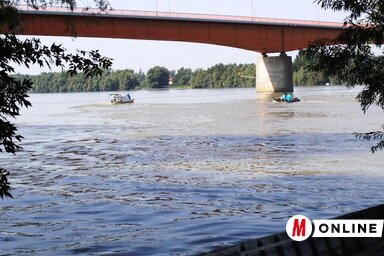 A Szerbia és Horvátország közti híd déli árnyékából indultak a motorcsónakok (Fekete J. József)