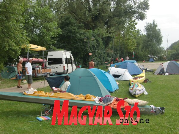 A regattázók minden évben a Strand végében, a röplabdapályák közelében táboroznak. Akad idejük városnézésre és a helyi konyha finomságaira (Szeli Balázs felvétele) A regattázók minden évben a Strand végében, a röplabdapályák közelében táboroznak. Akad idejük városnézésre és a helyi konyha finomságaira (Szeli Balázs felvétele)