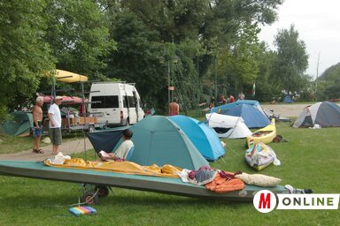 A regattázók minden évben a Strand végében, a röplabdapályák közelében táboroznak. Akad idejük városnézésre és a helyi konyha finomságaira (Szeli Balázs felvétele)