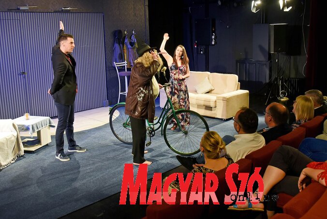 A társulat tagjai egytől egyik pozitív izgalommal várták a rendezvényt (Gergely Árpád felvételei) A társulat tagjai egytől egyik pozitív izgalommal várták a rendezvényt (Gergely Árpád felvételei)
