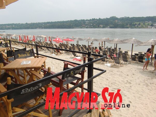 Szék szék hátán a strandkocsmákban. Törülköző leterítésére a homokon legfeljebb elméleti lehetőség van, a székeket olyan közel rakják egymáshoz, hogy csak nehezen tudunk átvergődni köztük. Míg egyesek a kikapcsolódás végett járnak a Strandra, mások kiváló Szék szék hátán a strandkocsmákban. Törülköző leterítésére a homokon legfeljebb elméleti lehetőség van, a székeket olyan közel rakják egymáshoz, hogy csak nehezen tudunk átvergődni köztük. Míg egyesek a kikapcsolódás végett járnak a Strandra, mások kiváló