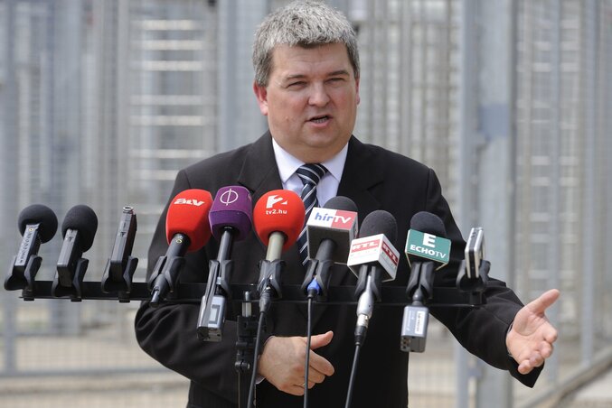 Czibere Károly a röszkei tranzitzónában megtartott sajtótájékoztatóján  (Fotó: MTI)