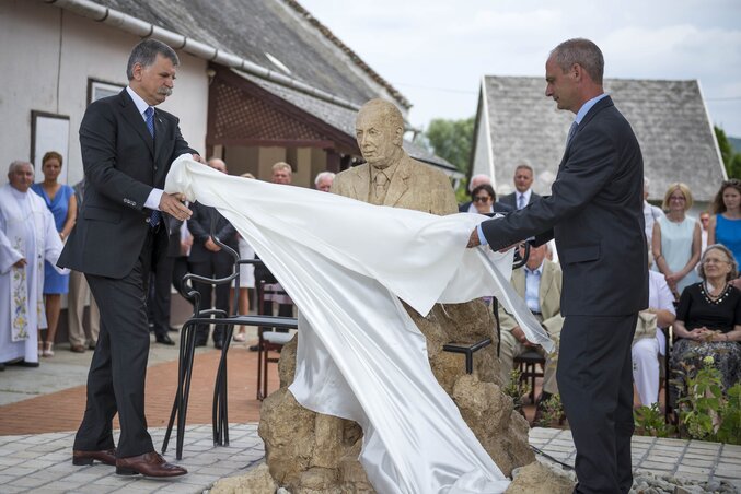Kövér László és Steigerwald Zsolt polgármester leleplezi Mádl Ferenc szobrát (MTI)