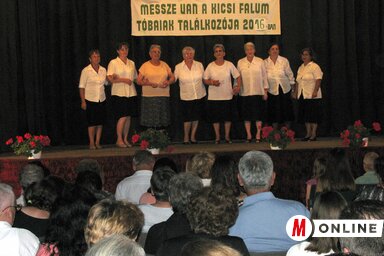 A tóbai asszonykórus fellépése