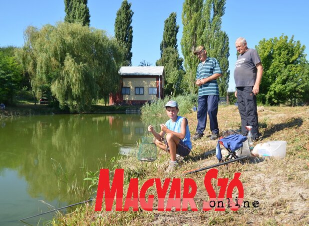 Egy ifjú horgász és zsákmánya – Mellette Rozinka Mátyás és Tóth Pál (Lakatos János felvétele) Egy ifjú horgász és zsákmánya – Mellette Rozinka Mátyás és Tóth Pál (Lakatos János felvétele)