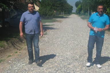 Dragan Tošić és Goran Matić az egyik péterrévei utcában (Fotó: Fehér Rózsa)