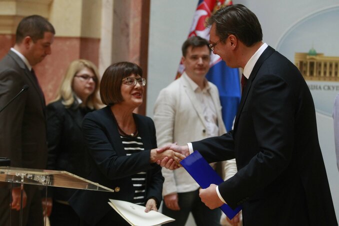 Aleksandar Vučić kormányalkotó átadta Maja Gojkovićnak, a Szerbiai Képviselőház elnökének a kormány új összetételére tett javaslatát (Beta)