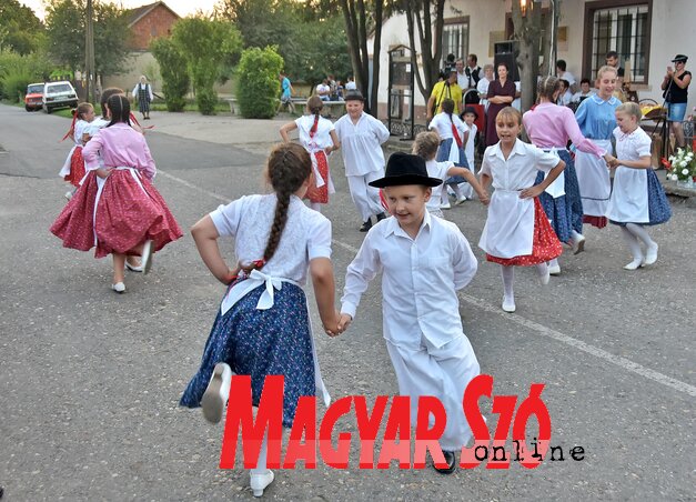 Nagy tapsot kapott a helybéli gyermekcsoport Nagy tapsot kapott a helybéli gyermekcsoport