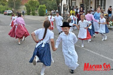 Nagy tapsot kapott a helybéli gyermekcsoport